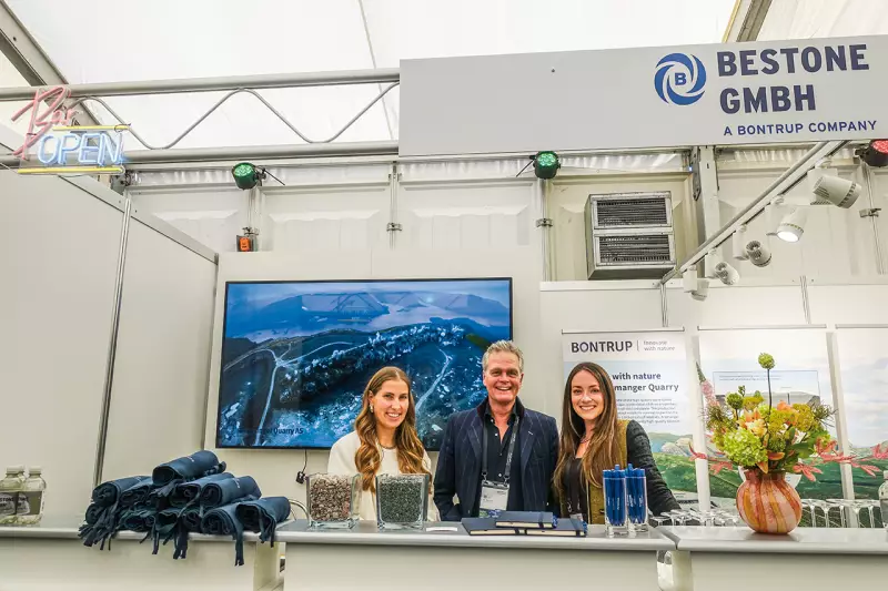 (V. l.) Lisa Ernst, Marcel Nüsselein und Lena Feierabend präsentierten am Stand der niederländischen Firma Bontrup hochwertige Gesteinskörnungen für den Straßenbau. Sie bilden eine wichtige Grundlage für griffige, verschleißfeste und langlebige Asphaltbeläge. Quelle: Treffpunkt.Bau