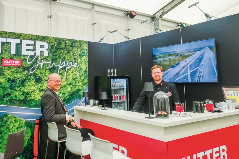 Am Stand der Kutter Spezialstraßenbau Gruppe informierten (v. l.) Wolfgang Dürr, Head of Asphalt Preservation, und Bernhard Fischer, Niederlassungsleiter Markranstädt, über Lösungen zur Erhaltung, Instandhaltung und Sanierung von Verkehrsflächen. Quelle: Treffpunkt.Bau