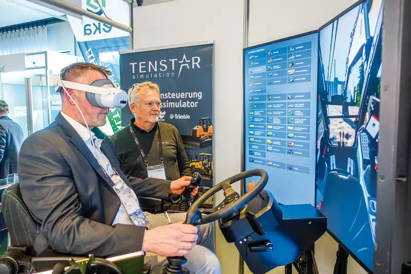 Diese Brille verbessert nicht die Sehkraft, sondern die Praxiskenntnisse von Maschinenführern: Mit den Simulatorlösungen von Tenstar Simulation lassen sich Arbeitsabläufe realitätsnah üben, ohne Maschinenverschleiß oder Sicherheitsrisiken. Quelle: Treffpunkt.Bau