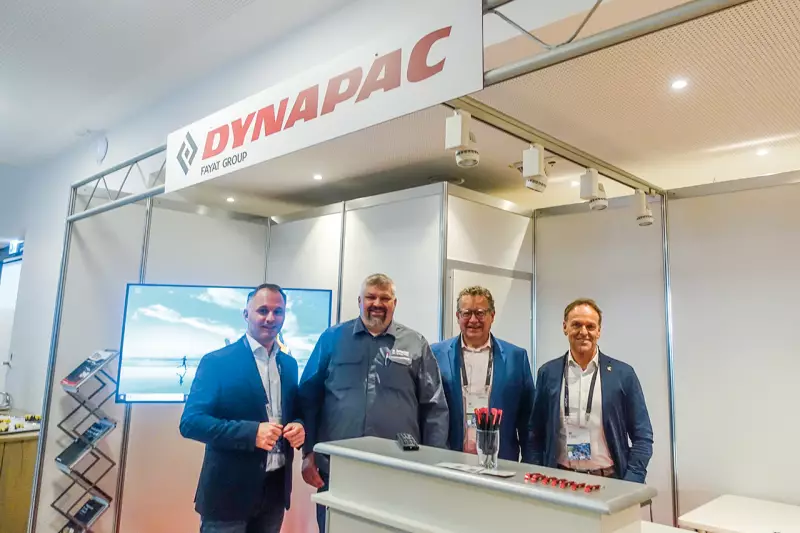 Ein kompetentes Team erwartete die Fachbesucher am Dynapac-Stand: (v. l.) Thomas Evis, Marcus Gottschalk, Michael Heid und Robert Stöger informierten über Maschinenlösungen, die eine gleichmäßige Verdichtung und hohe Einbauqualität ermöglichen. Quelle: Treffpunkt.Bau