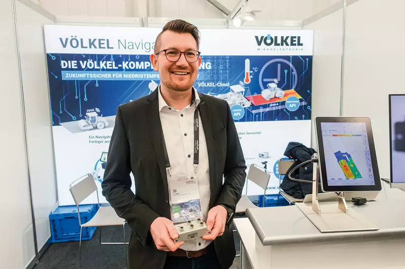 Wie sich Einbauprozesse digital überwachen lassen, zeigte Christian Röhl, Vertrieb Digitaler Straßenbau, am Stand von Völkel Mikroelektronik. Mit dem „Völkel-Navigator“ lassen sich Temperatur, Verdichtung und andere Daten beim Einbau erfassen und visualisieren. Quelle: Treffpunkt.Bau
