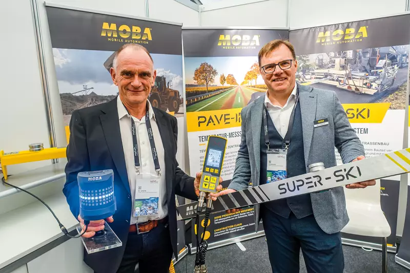 Automatisierungs- und Messsysteme für den Asphaltbau präsentierten (v. l.) Werner Schmitt, Regional Sales Manager West, und Marcus Baksmeier, Sales Manager bei MOBA Mobile Automation. Dazu zählen das Nivelliersystem „SUPER-SKI“ sowie Lösungen zur Schichtdicken- und Temperaturmessung. Quelle: Treffpunkt.Bau
