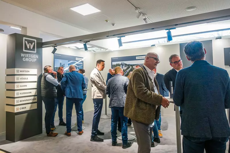 Die Wirtgen Group setzte bei den Asphalttagen auf den Austausch am Messestand und Impulse im Kongressprogramm. Dort thematisierten Hamm und Vögele Prozesssicherheit durch vernetzte Abläufe, während Benninghoven neue Energiekonzepte für Asphaltmischanlagen vorstellte. Quelle: Treffpunkt.Bau
