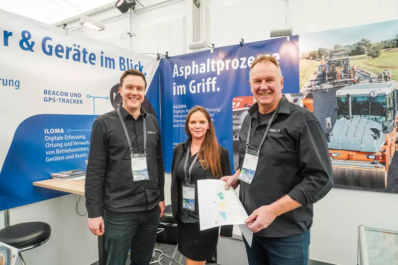 Die m.i.k. IT GmbH präsentierte in Berchtesgaden Softwarelösungen, mit denen Bauunternehmen Asphaltprozesse, Maschinen und Betriebsmittel digital erfassen und steuern können. So entstehen mehr Transparenz, weniger Abstimmungsaufwand und eine bessere Planung auf der Baustelle. Am Stand (v. l.): Julian Klinger, Senior Software-Entwickler, Alexandra Paul, Assistentin der Geschäftsführung, und Robert Klinger, Geschäftsführer. Quelle: Treffpunkt.Bau
