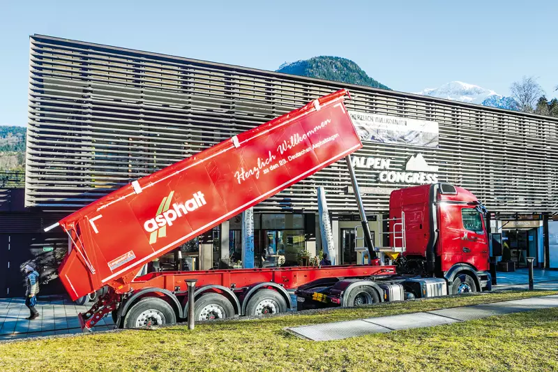 Malerische Kulisse für den Branchendialog: Ende Februar fanden im AlpenCongress Berchtesgaden die 23. Deutschen Asphalttage statt, zu denen etwa 1.200 Teilnehmerinnen und Teilnehmer angereist waren. Quelle: Treffpunkt.Bau
