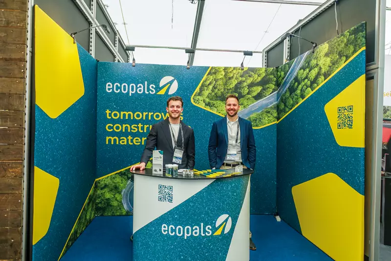 Am Messestand von Ecopals informierten (v. l.) Finn Kuchejda, Chief of Staff, und Mark Weiher, Business Development, über Additive aus recyceltem Kunststoff für Asphaltmischungen. Sie verbessern die Leistungsfähigkeit des Asphalts und tragen zugleich zur Verwertung von Kunststoffabfällen bei. Quelle: Treffpunkt.Bau