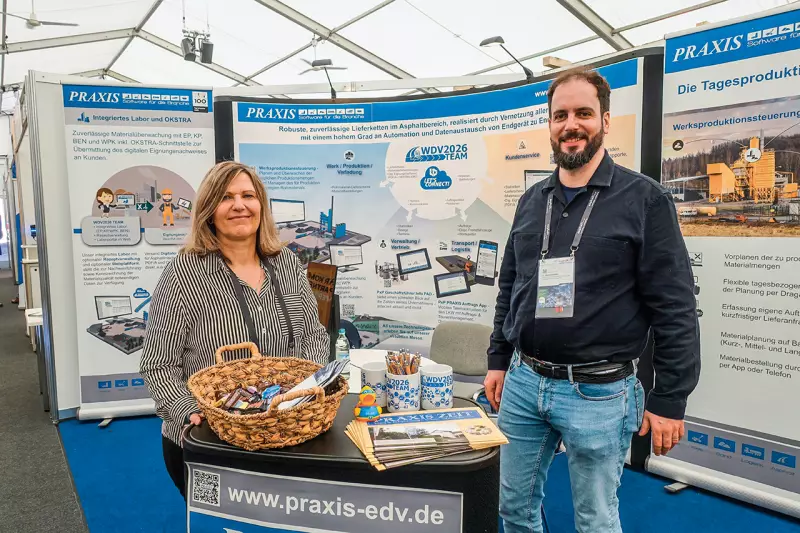 Judith Pfuch, Vertrieb, und Jan Blumenröder, Leitung Academy, von Praxis EDV stellten Softwarelösungen vor, mit denen Asphaltwerke ihre Produktion, Qualitätssicherung und Logistikprozesse digital vernetzen und effizienter steuern können. Quelle: Treffpunkt.Bau
