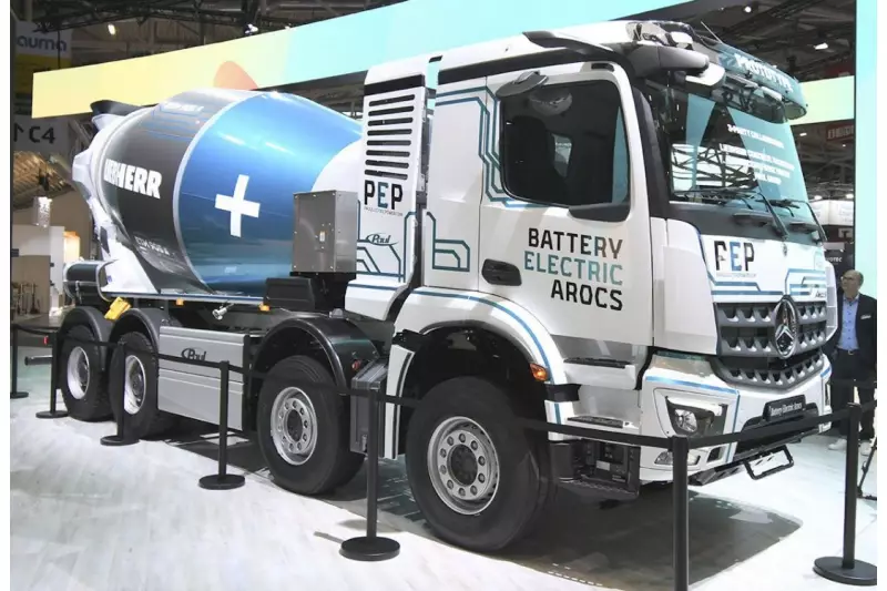 Zukunftsweisende Kooperation von Mercedes-Benz Trucks, Paul Group und Liebherr-Mischtechnik. Der Prototyp des Battery-Electric Arocs als Betonfahrmischer soll demonstrieren, dass ein batterieelektrischer Transport auch bei typischen Aufgaben der Baubranche machbar ist. Quelle: Treffpunkt.Bau