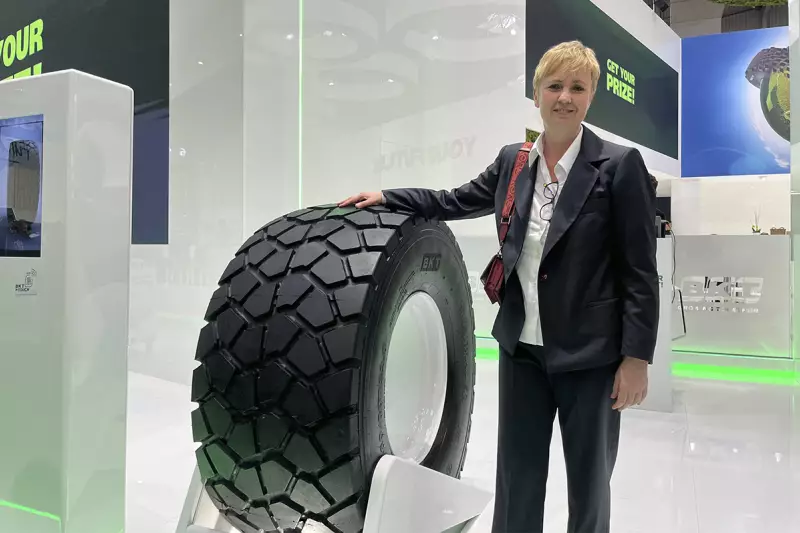 Gabriella Usiello, Marketing & Communication Manager bei BKT, mit dem neuen Powertrailer SR 331, einem neuen All-Steel-Radialreifen speziell für Anhänger und Tankwagen im Transportbereich. Quelle: Treffpunkt.Bau