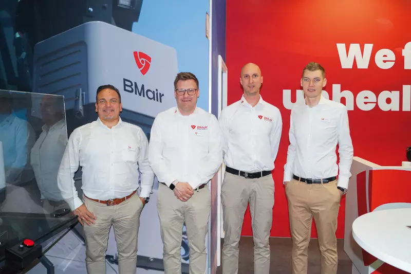 Jeder verdient saubere Luft, lautet der Leitsatz von BMair. Geschäftsführer Robin Veltman (l.) und sein Team versorgen Maschinenführer, die in einer verschmutzten Umgebung arbeiten, mit hochwirksamen Schutzbelüftungsanlagen für ihre Kabinen. Quelle: Treffpunkt.Bau