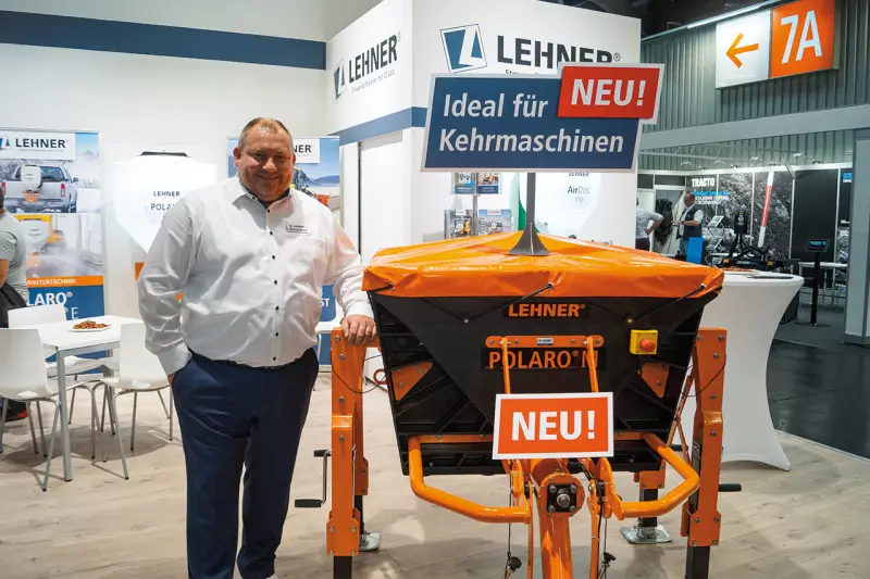 Neuheiten sind das Salz in der Suppe jedes Messebesuchs. Thomas Renz, Geschäftsführer von Lehner, machte uns den neuen Polaro M schmackhaft. Der kleinste 12-V-Streuer mit 220-l-Behälter eignet sich besonders gut zur Montage auf Kehrmaschinen. Quelle: Treffpunkt.Bau