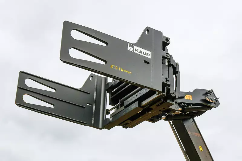 Kaup ist einer der weltweit größten Hersteller von Anbaugeräten für Gabelstapler. Auf der RATL war die effiziente und emissionsfreie Kombination aus Kaup Recyclingklammer und JCB Teletruk 35-22E zu sehen. Das Anbaugerät mit einer Tragfähigkeit von bis zu 2,4 t ist für schwere Einsätze ausgelegt. Quelle: Treffpunkt.Bau