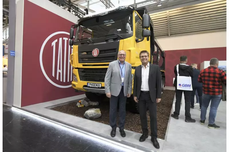 Die raubeinigen Transportriesen von Tatra werden in Österreich und Bayern von der Firma Tschann vertrieben. „Tatra-Trucks sind nie von der Stange, sondern kundenindividuelle Einzelstücke“, sagten uns Anton Gebert (l.), Marketingleiter, und Robert Kerschl, Leiter Profitcenter Tatra. Quelle: Treffpunkt.Bau