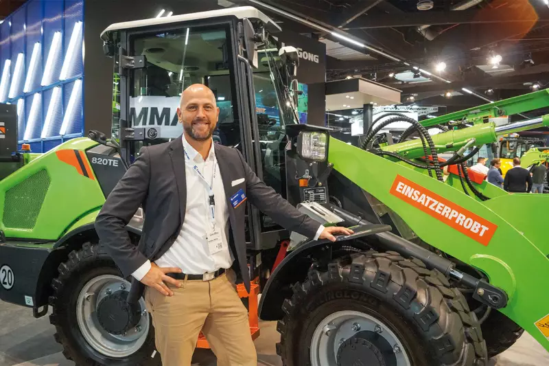 Mit dem „Grünen Team“, bestehend aus je zwei vollelektrischen Baggern und Radladern, zielt LiuGong voll ins Schwarze der GaLaBau-Branche. Matthias Mähler, Country Manager DACH, zeigte uns den 6.400 kg schweren 820TE mit 2.000 kg Tragkraft. Quelle: Treffpunkt.Bau