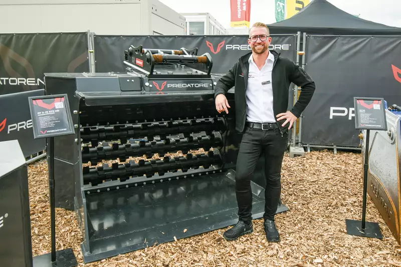Bei Predatore Machines gab es die neuesten Anbaugeräte für das Recycling und die Bodenbehandlung nicht nur zum Anschauen, sondern auch in Aktion zu erleben. „Wir zeigen, wie aus Abfallmaterial wertvolle Rohstoffe hergestellt und die Wirtschaftlichkeit auf Baustellen optimiert werden kann“, so der geschäftsführende Gesellschafter Patrick Püschel. Quelle: Treffpunkt.Bau