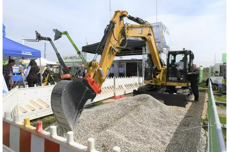 Einstieg ins Digitalzeitalter leicht gemacht. Trimble präsentierte das Siteworks-Modul für die Maschinensteuerung. Die preisgünstige Lösung wurde speziell für kleine Bauunternehmen entwickelt und bietet eine Kombination aus Maschinensteuerung und Bauvermessung. Quelle: Treffpunkt.Bau