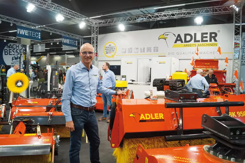 Für den Härteeinsatz konzipiert, sind die Baggerkehrmaschinen von Adler für Trägerfahrzeuge von 1,7 bis 25 t. Die BK 750 deckt Arbeitsbreiten von 90 bis 150 cm ab, die BK 950 von 150 bis 240 cm, wie uns Geschäftsführer Rainer Hackenfort erläuterte. Quelle: Treffpunkt.Bau