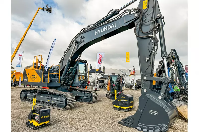 Der Mietpark von CR Construction Rental wächst. Ein stattlicher Neuzugang ist der Hyundai HX360: Der 36-Tonner ist für eine Steigerung der Produktivität und Senkung der Kosten konzipiert. Der Kettenbagger der „nächsten Generation“ soll eine um bis zu 10 % verbesserte Kraftstoffeffizienz erzielen und die Produktivität um bis zu 25 % erhöhen. Quelle: Treffpunkt.Bau