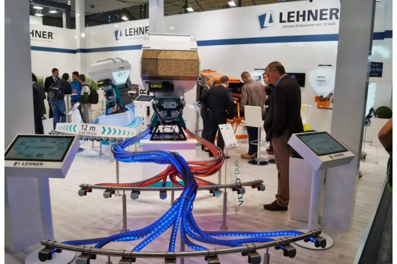 Lehner Maschinenbau, die Spezialisten für 12-V-Streutechnik, zeigten in Hannover ihr umfangreiches Portfolio. Das Hauptaugenmerk lag diesmal auf dem Vento Duo, der innovative Pneumatik-Streuer mit Zweikammersystem.