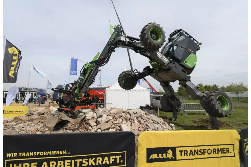 Zwei Füße, vier Räder und ein Arm – eine Art Monster ist der Kaiser Mobil-Schreitbagger S12 Allroad in der Tat. Seine Superkräfte demonstrierte der 14-Tonner mit schwindelerregenden Akrobatikeinlagen zum Vergnügen der Besucher. Quelle: Treffpunkt.Bau