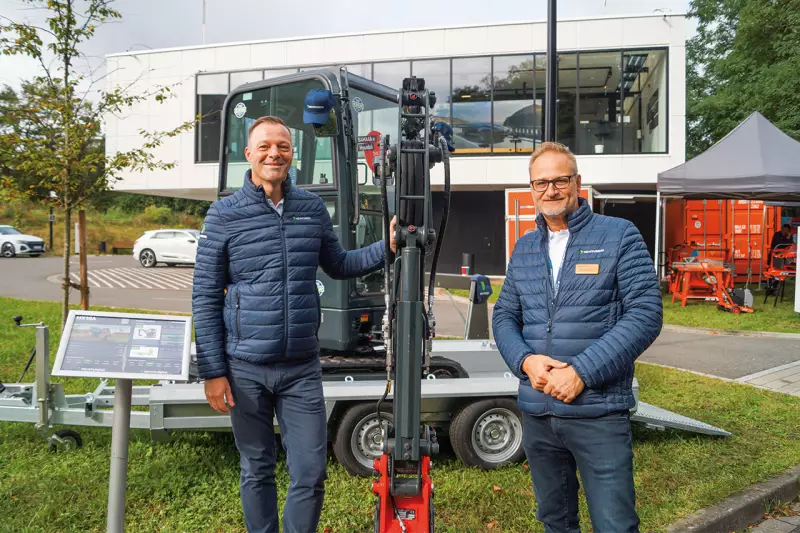 Ansage für Anspruchsvolle. HD Hyundai präsentierte den neuen 1,9-Tonner HX19A, der in puncto Komfort, Kontrolle und Leistungsfähigkeit die Klassengrenzen sprengen soll. Wir sprachen mit Christian Prüfer (l.) und Peter Sebold. Quelle: Treffpunkt.Bau