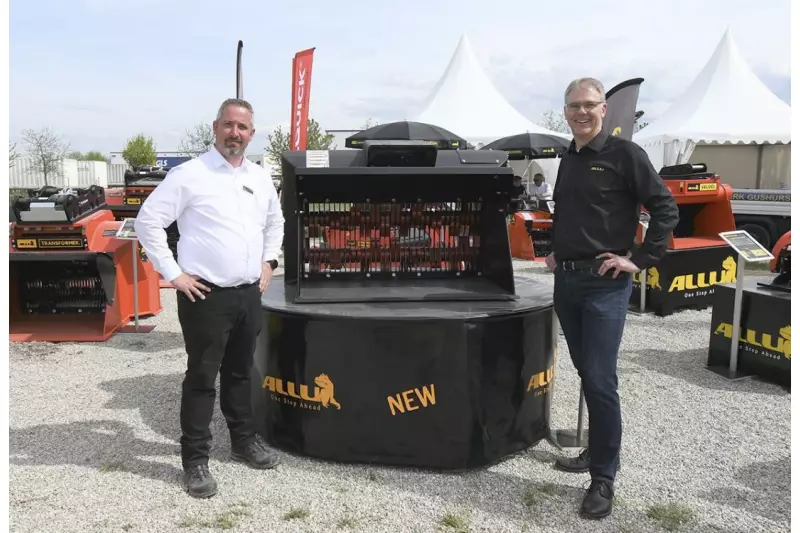 Hybridschlegel für den Allu Transformer DL waren die Messeneuheit, über die uns Geschäftsführer Dirk Moll (r.) und Gebietsverkaufsleiter Dirk Fuchs informierten. Ein Kundenwunsch war Ausgangspunkt für die Innovation, die sieben, mischen und auch zerkleinern kann. Quelle: Treffpunkt.Bau