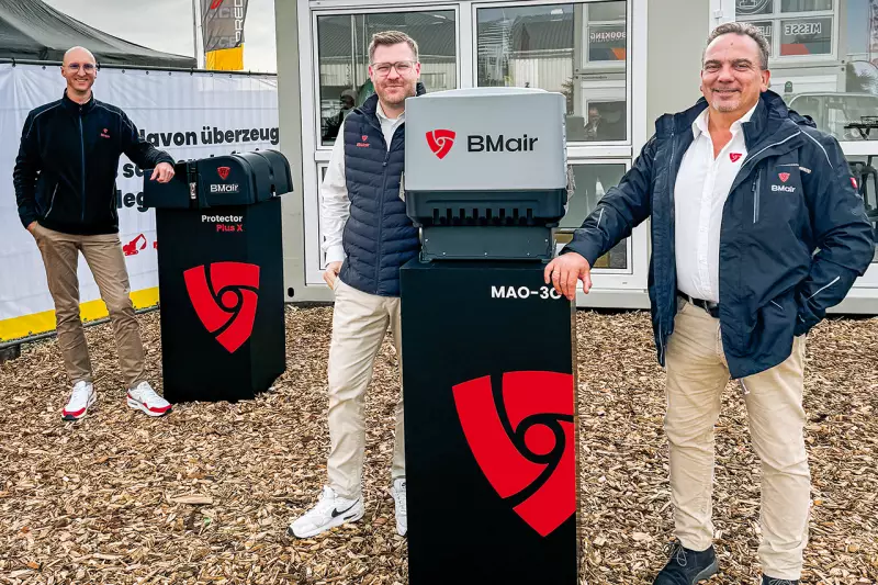 Es staubt gehörig, wenn gebaggert, (ab-)gebrochen und gesiebt wird. Für saubere Kabinenluft sorgen die Schutzbelüftungsanlagen von BMair. Über die Produkte und ihre gesundheitlichen Vorteile informierten (v. l.) Stephan Vogelsteller, Vertrieb Westdeutschland, Henrik König, Key-Account-Manager, und Geschäftsführer Robin Veltman. Quelle: Treffpunkt.Bau