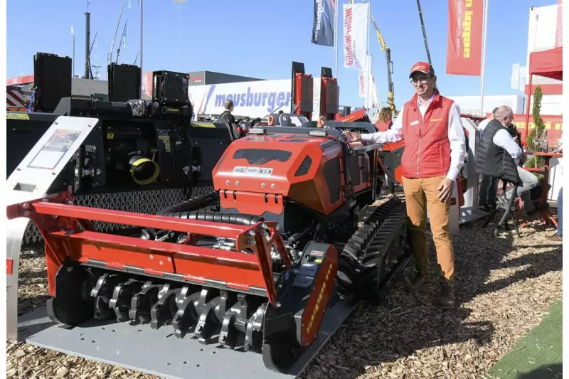 Ein Blickfang in (Ferrari-)Rot besetzte die Pole-Position am Messestand der Experten für Mulcher-Technik von Seppi M. Präsident Lorenz Seppi zeigte uns den neuen ferngesteuerten Geräteträger Max 50, der vom Start weg zum Publikumsmagnet avancierte. Quelle: Treffpunkt.Bau