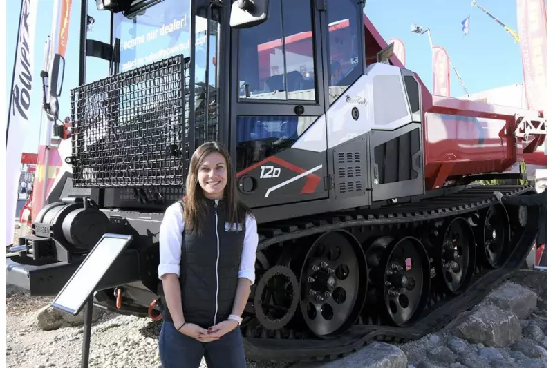 Wo Ende Gelände für Radfahrzeuge ist, beginnt das typischerweise matschige, felsige oder tief verschneite Einsatzfeld der PowerBullys. Lara Panitzsch, Sales Support Manager Utility Kässbohrer Geländefahrzeug AG, informierte uns über den 12D mit Kippmulde und 11,5 t Nutzlast. Quelle: Treffpunkt.Bau