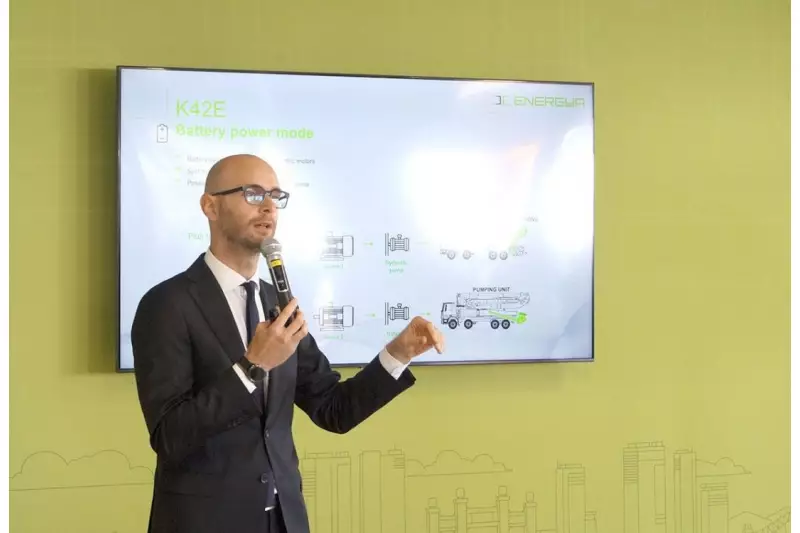 Gianmarco Ronco, Marketing Manager Cifa, kündigte große Neuigkeiten an: Das Unternehmen hat eine neue hybrid-elektrische „Energya“-Maschine auf den Markt gebracht. Mit ihr und der Digitalisierung der Abläufe strebt Cifa eine Reduktion der Emissionen auf der Baustelle an. Quelle: Treffpunkt.Bau