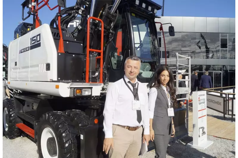 Sebastien Zilyas, Marketing Hidromek, und Gizem Yivli, Export Manager Hidromek, vor dem Radbagger HMK 150 WR. Auf seinem Stand zeigte der Hersteller sein umfangreiches Sortiment. Ein Highlight war die Vorstellung der neuen Baggerlader der K4-Serie, die erstmals im Ausland ausgestellt wurden. Quelle: Treffpunkt.Bau