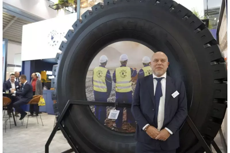 Qualitativ hochwertige OTR- und Industriereifen sind das Spezialgebiet des Unternehmens Magna Tyres. Robert Gruijters, Head of Marketing, stand interessierten Besuchern zur Seite. Auf der Messe präsentierte das Unternehmen unter anderem den Magna MU30 für den Bergbau sowie den OTR-Reifen MA60. Quelle: Treffpunkt.Bau