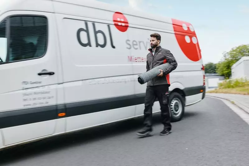 Zu den Kerndienstleistungen des DBL Verbundes gehören Berufskleidung und Fußmatten im Mietservice. Stets inklusive – der Hol- und Bringservice durch geschulte Servicefahrer.