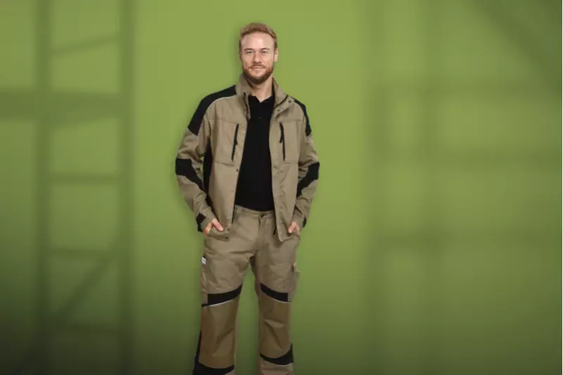 Klassisch werden Logos und Embleme auf Jacken- oder Brusttasche platziert, manche Betriebe entscheiden sich auch für Rückenmotive, Ärmel- oder Taschenlösungen. Workwear, wie hier die 