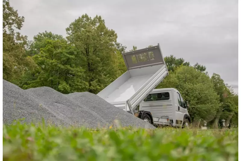 Kleines Auto – große Nutzlast. Dieses vorteilhafte Konzept verkörpert der De Bondt Alu-Kipper in idealer Weise.