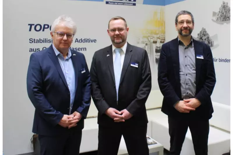 Welche Vorteile die CFF-Cellulosefasern im Straßenbau haben, erklärten: (v.l.) Stefan Schulz, Team Leader Product Management CFF, Kristian Zenner, Product Manager CFF, und Dr. Ing. Gonzalo Oroz, Product Manager CFF.