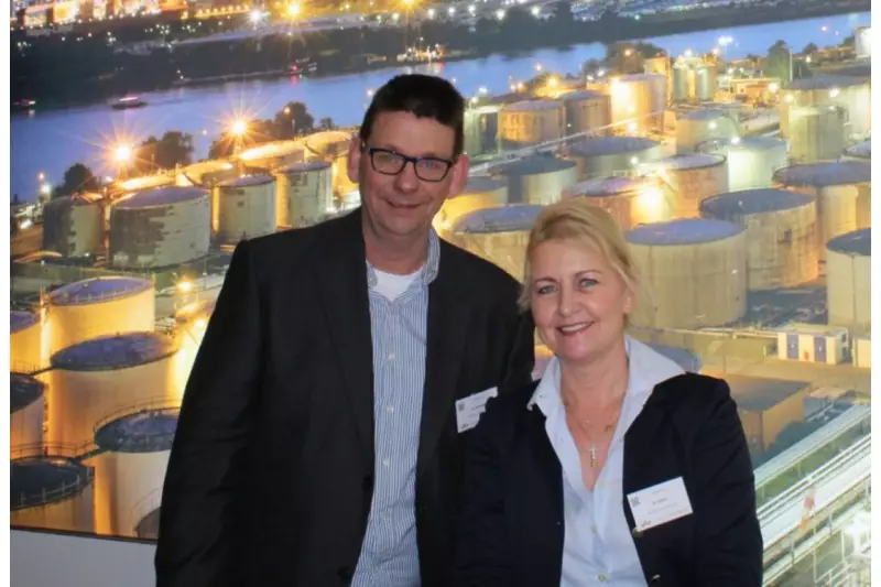 Ihre Idee und Vision vom perfekten Bitumen stellten Derk Rietvield, Sales Manager, und Angela Sahm, Managing Director des neu gegründeten Bitumen Joint Ventures Nordbit vor.