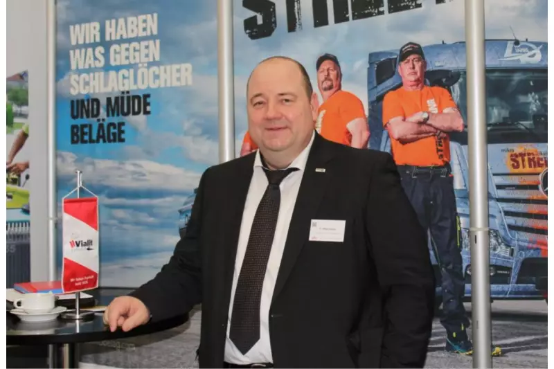 Über reges Interesse am Stand freute sich Thomas Olligschläger, Geschäftsführer der Deutschen Vialit Gesellschaft mbH. Das 1925 gegründete Unternehmen steht für hochqualitative und vielseitig einsetzbare Produkte und Dienstleistungen im Bereich Neubau und Erhaltung von Straßen und Verkehrsflächen.