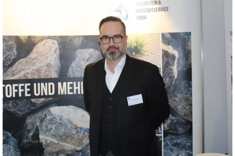 Bei Stephan Harnischfeger, Geschäftsführer MHI Naturstein & Baustoffservice GmbH, konnten sich Besucher über die Möglichkeiten der Temperatur- und Viskositätsreduzierung von Asphalt mit „aspha-min“ informieren.