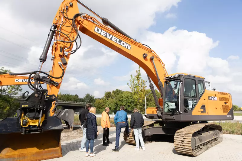 Modernste Technik: Die beiden hocheffizienten und intelligent digitalisierten Kettenbagger DX230LC und DX260LC der -9er-Serie begeisterten die Gäste. Der DX230LC ist mit E-Stop, dem Not-Aus-System der nächsten Generation, ausgestattet, das seine Deutschland-Premiere feierte.