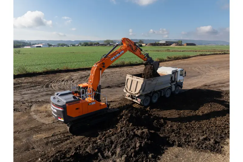 Mit seinem Smart Around View Monitor (SAVM)-Kamerasystem und Personenerkennungssystem,
DEVELON E-Stop und der Möglichkeit, virtuelle Wände zu ziehen, minimiert der DX300LC-9 Unfallgefahren auf Baustellen.
