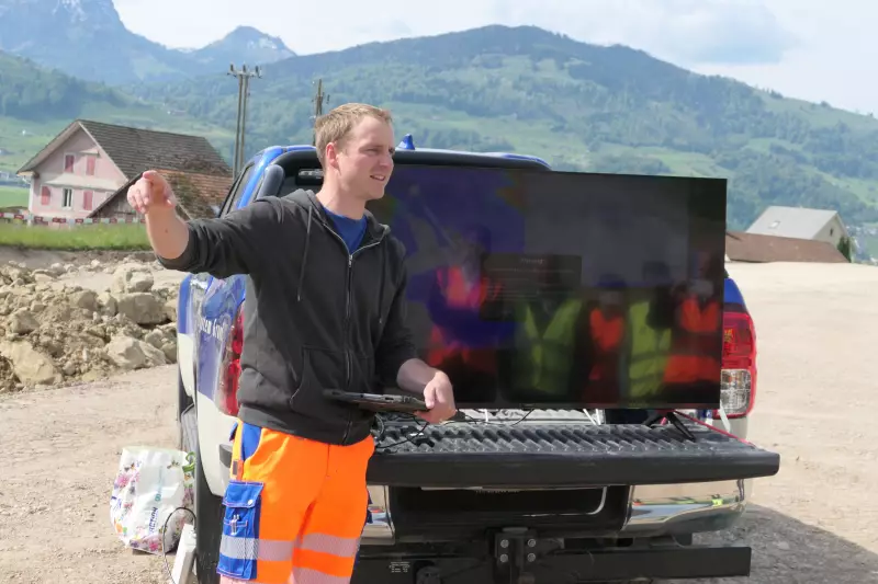 Arbeitsauftrag erteilt: Bauleiter Gabriel Hasler erläutert, mit welchen Daten er den DX225LC programmiert hat. 
