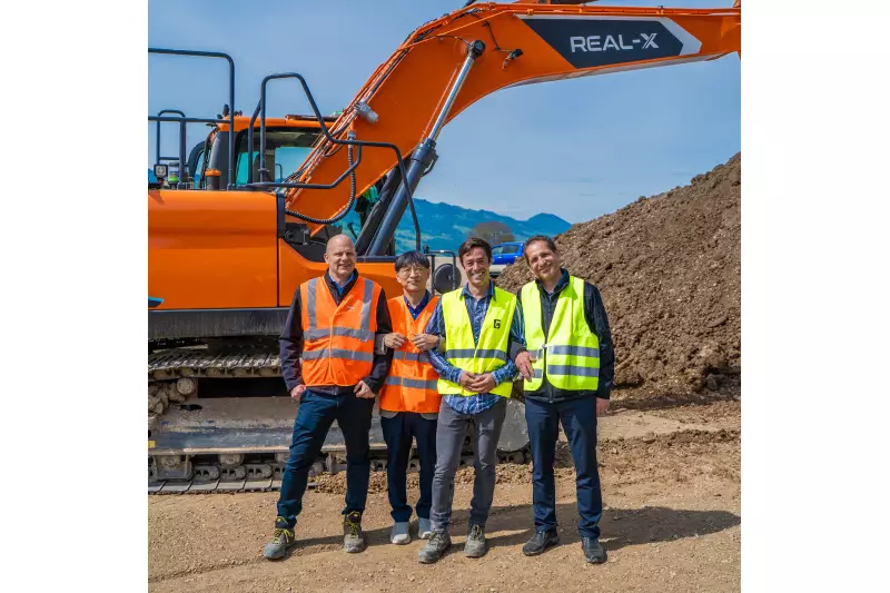 Vertrauensvolle Zusammenarbeit: Christoph Duijts (CEO/KIBAG), Panyoung 'Peter' Kim (Senior Vice President/HD XiteSolution), Ryan Luke Johns (Robotics Field Engineer/Gravis Robotics) und Urs Helbling (CEO/AG für Baumaschinen 