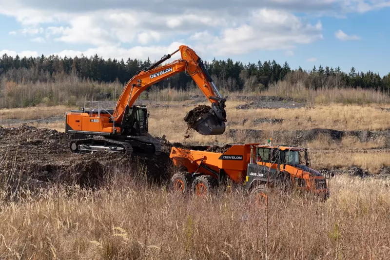 Eingespieltes Doppel: Der DX400HD aus der neuen 9er-Serie beim Beladen des knickgelenkten Dumpers DA30. Beide Maschinen beweisen sich auf dem Demo-Gelände der steinexpo.
