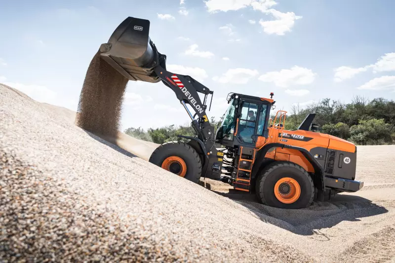 Zeitgemäße Lösungen: Der Radlader DL420-CVT7 ist mit Transparent Bucket 2.0 zur Beseitigung von toten Winkeln und DEVELON Smart Load zur Verhinderung einer Überladung ausgestattet.
