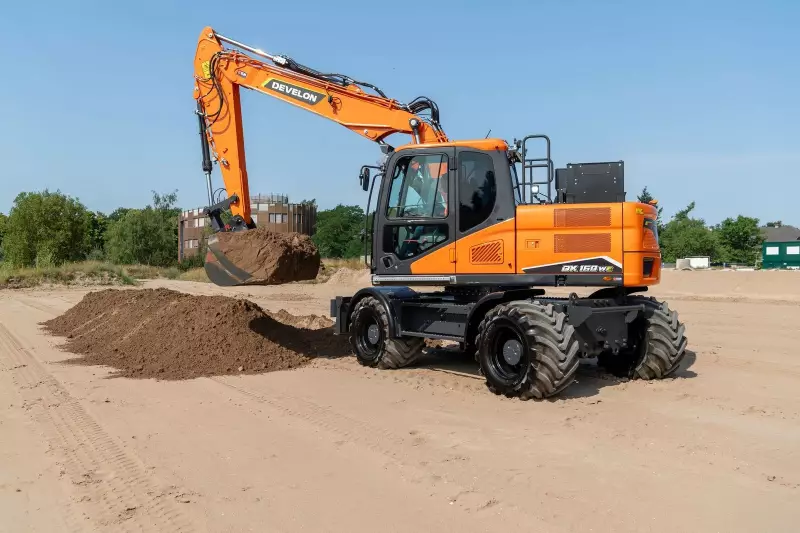 Elektrischer Antrieb: Mit dem DX160WE der 7er-Serie zeigt DEVELON eine Maschine für den ganztägigen Betrieb in lärmsensiblen Umgebungen.
