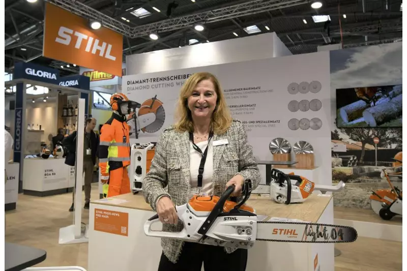 Auf Frauen- und Elektropower trafen wir bei Stihl: Petra Möck, Leiterin Fachpresse, mit der neuen MSA 300 – der ersten Akku-Kettensäge speziell für professionelle Arbeiten. Der ebenfalls neu entwickelte Akku AP 500 S ermöglicht 3,0 kW und eine Kettengeschwindigkeit von bis zu 30 m/s. Quelle: Treffpunkt.Bau