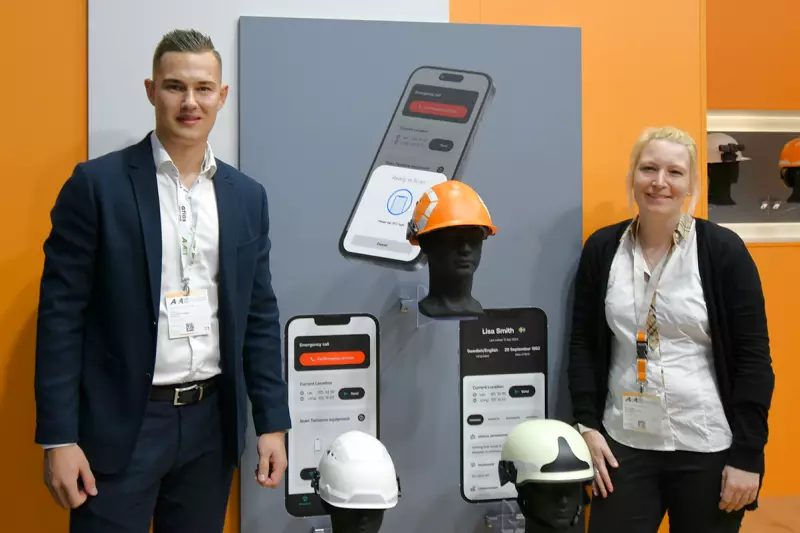 Helme mit Köpfchen zeigten uns Jana Sennewald und Adrian Fritzke. Schuberth implantiert in ausgewählte Modelle einen Twiceme NFC-Chip, der z. B. dem Rettungsdienst wichtige Patientendaten liefern kann. Quelle: Treffpunkt.Bau