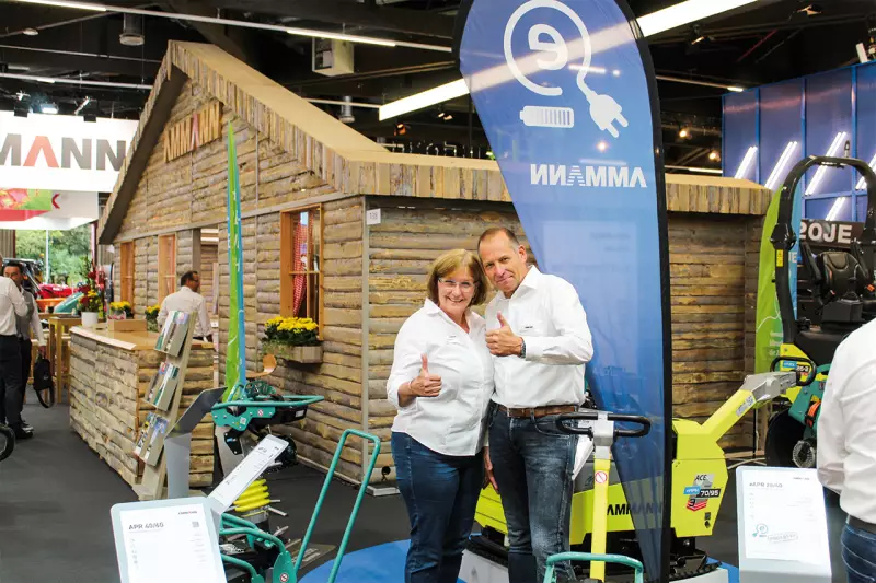 Ammann präsentierte sich unter Strom. Gudrun Bailly, Marketing, und Thilo Ohlraum, Vertriebsleiter Deutschland, mit der schweren hydrostatischen E-Rüttelplatte eAPH 70/95, der branchenweit ersten ihrer Gewichtsklasse. Quelle: Treffpunkt.Bau