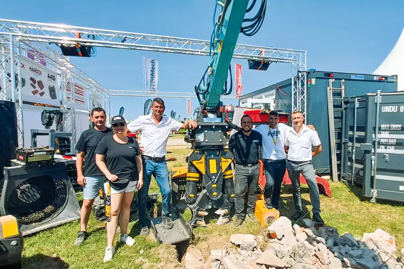 HT-Baumaschinen ließ es krachen und zerlegte vor den Augen der Besucher Betonbrocken mit den neuen Abbruchzangen von MB Crusher. Am Stand wurden wir von Geschäftsführer Jens Toennieshen (3. v. l.) und seinem demopark-Team begrüßt (v. l.): Stefan Koch, Sabrina Wloch, Benedikt Rückert, Luca Dell‘Anna (MB Crusher) und Roman Nagel. Quelle: HT-Baumaschinen